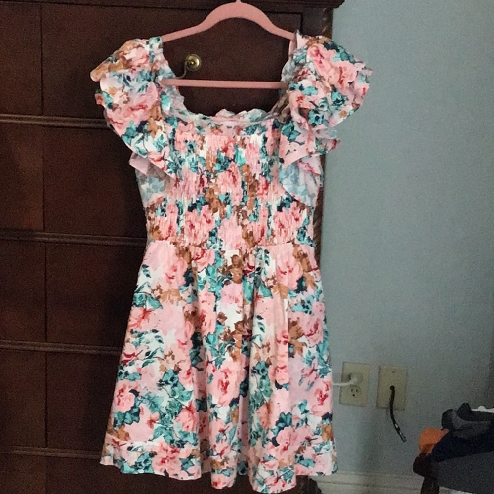 Floral short dress with ruffle sleeves and has pockets